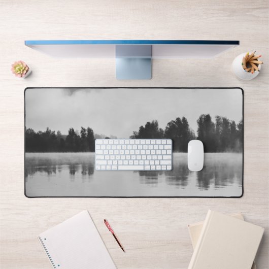 Morning mist boven het meer in zwart-wit bureaumat (Kantoor 1)