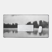 Morning mist boven het meer in zwart-wit bureaumat (Keyboard & Muis)