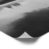 Morning mist boven het meer in zwart-wit poster (Hoek)