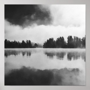 Morning mist boven het meer in zwart-wit poster