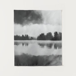 Morning mist boven het meer in zwart-wit wandkleed