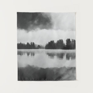 Morning mist boven het meer in zwart-wit wandkleed