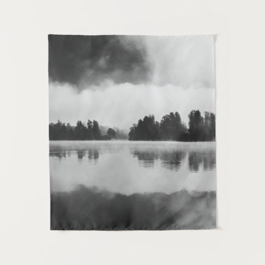 Morning mist boven het meer in zwart-wit wandkleed (Voorkant)