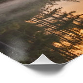 Morning Mist op de rivier in de Pines Perfect Poster (Hoek)