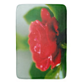 Morning red Rose bedekt met dauwdruppels Badmat (Voorkant Verticaal)