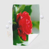 Morning red Rose bedekt met dauwdruppels Golfhanddoek (Insitu)