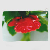 Morning red Rose bedekt met dauwdruppels Golfhanddoek (Horizontaal)