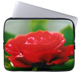 Morning red Rose bedekt met dauwdruppels Laptop Sleeve