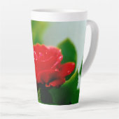 Morning red Rose bedekt met dauwdruppels Latte Mok (Rechterhoek)