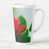 Morning red Rose bedekt met dauwdruppels Latte Mok (Rechts)