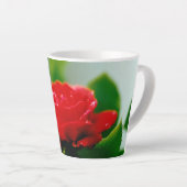 Morning red Rose bedekt met dauwdruppels Latte Mok (Rechterhoek)
