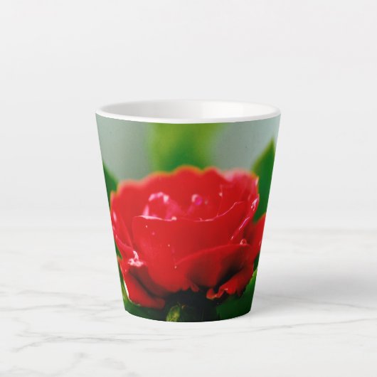 Morning red Rose bedekt met dauwdruppels Latte Mok (Voorkant)