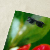 Morning red Rose bedekt met dauwdruppels Strandlaken (In situ)