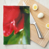 Morning red Rose bedekt met dauwdruppels Theedoek (Quarter Fold)