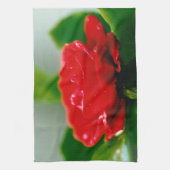 Morning red Rose bedekt met dauwdruppels Theedoek (Verticaal)