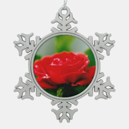Morning Red Rose bedekt met dauwdruppels Tin Sneeuwvlok Ornament