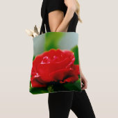 Morning red Rose bedekt met dauwdruppels Tote Bag (Dichtbij)