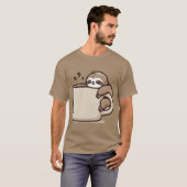 Morning Sloth – Hanging on Coffee T-shirt (Voorkant volledig)