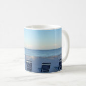 Morning Walk over de Mok van de Beach Coffee (Voorkant rechts)