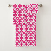 Moroccan Ikat Damask Pattern, Fuchsia Pink & White Bad Handdoek (Insitu)