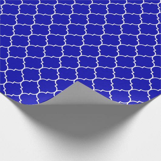 Moroccan Quatrefoil White over Royal Blue Cadeaupapier (Hoek)