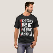 Morons regeren Amerika Grappig T-shirt 1 (Voorkant volledig)