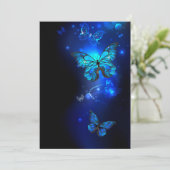 Morpho Butterfly in de donkere achtergrond Aankondiging (Staand voorkant)