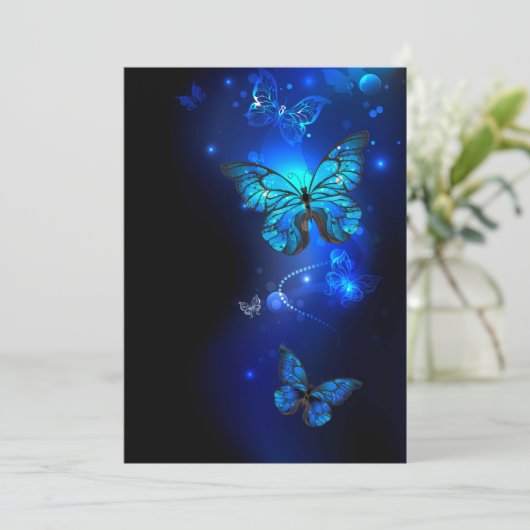 Morpho Butterfly in de donkere achtergrond Aankondiging (Staand voorkant)