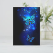 Morpho Butterfly in de donkere achtergrond Aankondiging (Staand voorkant)