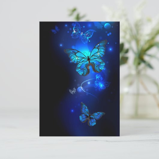 Morpho Butterfly in de donkere achtergrond Aankondiging (Staand voorkant)