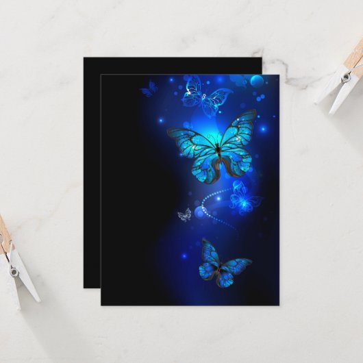 Morpho Butterfly in de donkere achtergrond Kaart (Voorkant / Achterkant in situ)