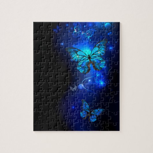 Morpho Butterfly in de donkere achtergrond Legpuzzel (Verticaal)