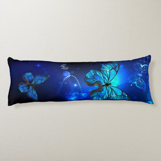 Morpho Butterfly in de donkere achtergrond Lichaamskussen (Achterkant)