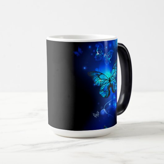 Morpho Butterfly in de donkere achtergrond Magische Mok (Voorkant rechts)
