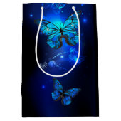 Morpho Butterfly in de donkere achtergrond Medium Cadeauzakje (Voorkant)