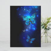 Morpho Butterfly in de donkere achtergrond Menu (Staand voorkant)