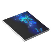 Morpho Butterfly in de donkere achtergrond Notitieblok (Schuin)