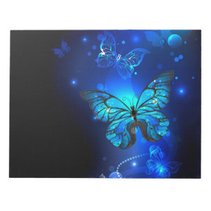 Morpho Butterfly in de donkere achtergrond Notitieblok