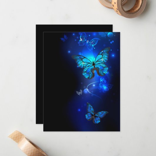 Morpho Butterfly in de donkere achtergrond Notitiekaartje (Voorkant / Achterkant in situ)