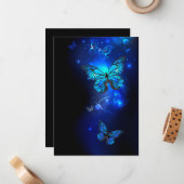 Morpho Butterfly in de donkere achtergrond Notitiekaartje (Voorkant / Achterkant in situ)