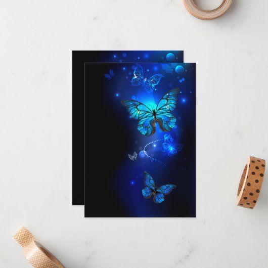 Morpho Butterfly in de donkere achtergrond Notitiekaartje (Voorkant / Achterkant in situ)