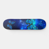Morpho Butterfly in de donkere achtergrond Persoonlijk Skateboard (Horizontaal)