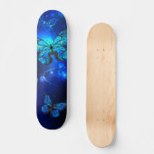 Morpho Butterfly in de donkere achtergrond Persoonlijk Skateboard (Voorkant)