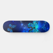 Morpho Butterfly in de donkere achtergrond Persoonlijk Skateboard (Horizontaal)