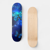 Morpho Butterfly in de donkere achtergrond Persoonlijk Skateboard (Voorkant)