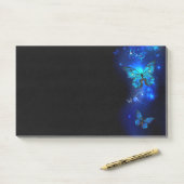 Morpho Butterfly in de donkere achtergrond Post-it® Notes (Op bureau)