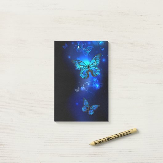 Morpho Butterfly in de donkere achtergrond Post-it® Notes (Op bureau)