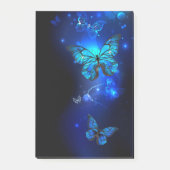 Morpho Butterfly in de donkere achtergrond Post-it® Notes (Voorkant)