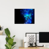 Morpho Butterfly in de donkere achtergrond Poster (Thuiskantoor)