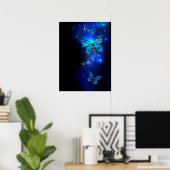 Morpho Butterfly in de donkere achtergrond Poster (Thuiskantoor)